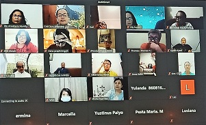 Sr Mariska PIJ atas no 2 dari kiri saat mengulas Alkitab Namanya Cicilia Winarni Pembaca Alkitab Ibu Martina Widi sebelah kanan bu Lita--
